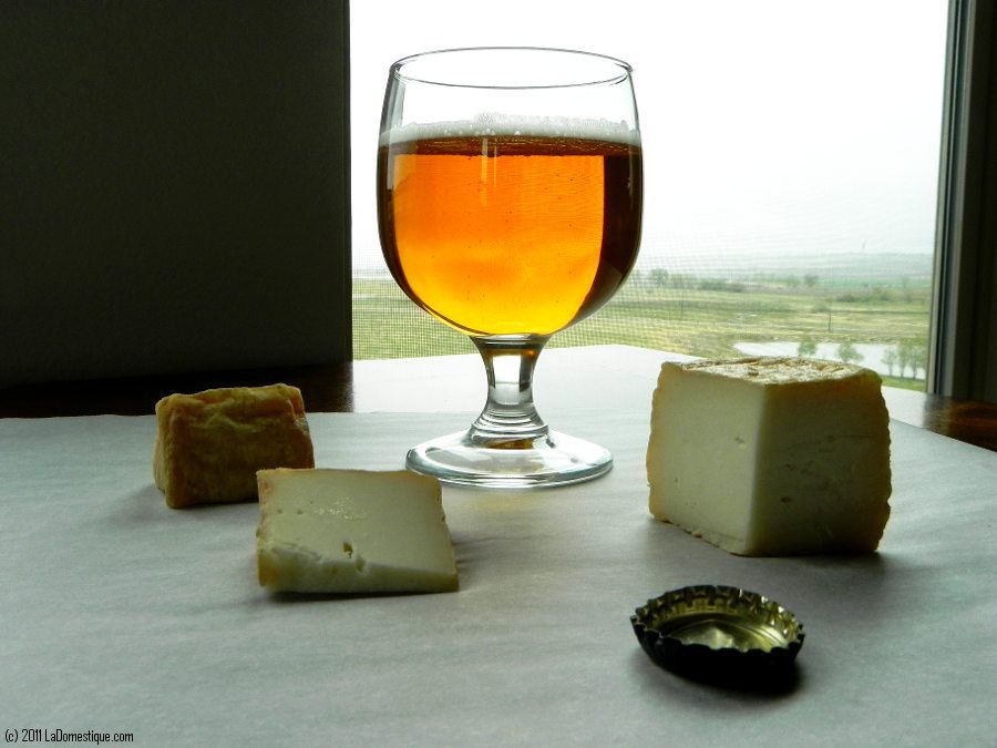 Mojo IPA With Haystack Red Cloud Goat Cheese (c) 2011 LaDomestique.com Mojo IPA With Haystack Red Cloud Goat Cheese (c) 2011 LaDomestique.com