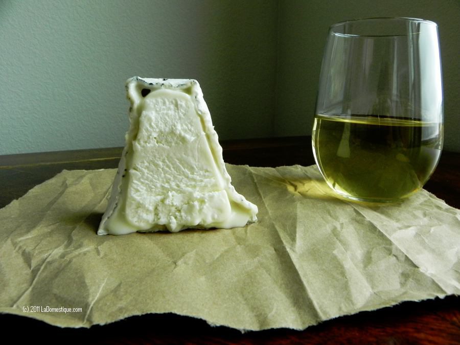 Guy Drew Vineyards 2009 Viognier With HayStack Peak (c) 2011 LaDomestique.com Guy Drew Vineyards 2009 Viognier With HayStack Peak (c) 2011 LaDomestique.com