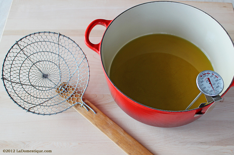 Oli, thermometer, and skimmer for frying (c)2012 LaDomestique.com Oli, thermometer, and skimmer for frying (c)2012 LaDomestique.com